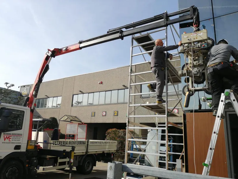 Posa facciata vetrata con ponteggio