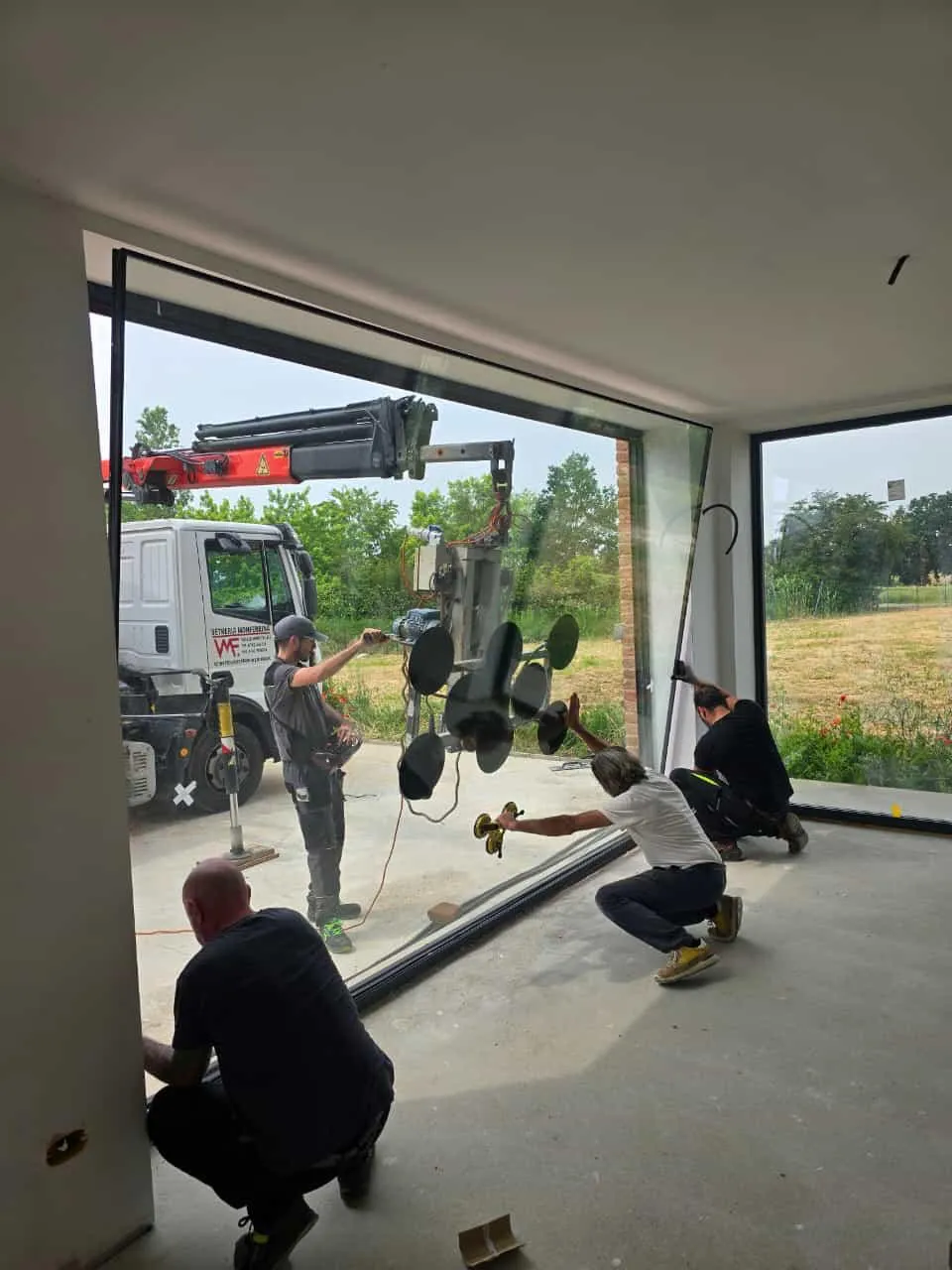 Installazione grande vetrata con gru e ventose