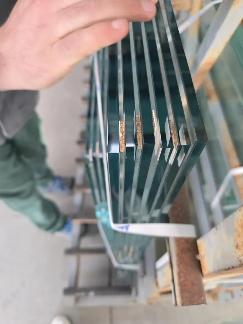 Dettaglio bordi vetri monolitici temperati