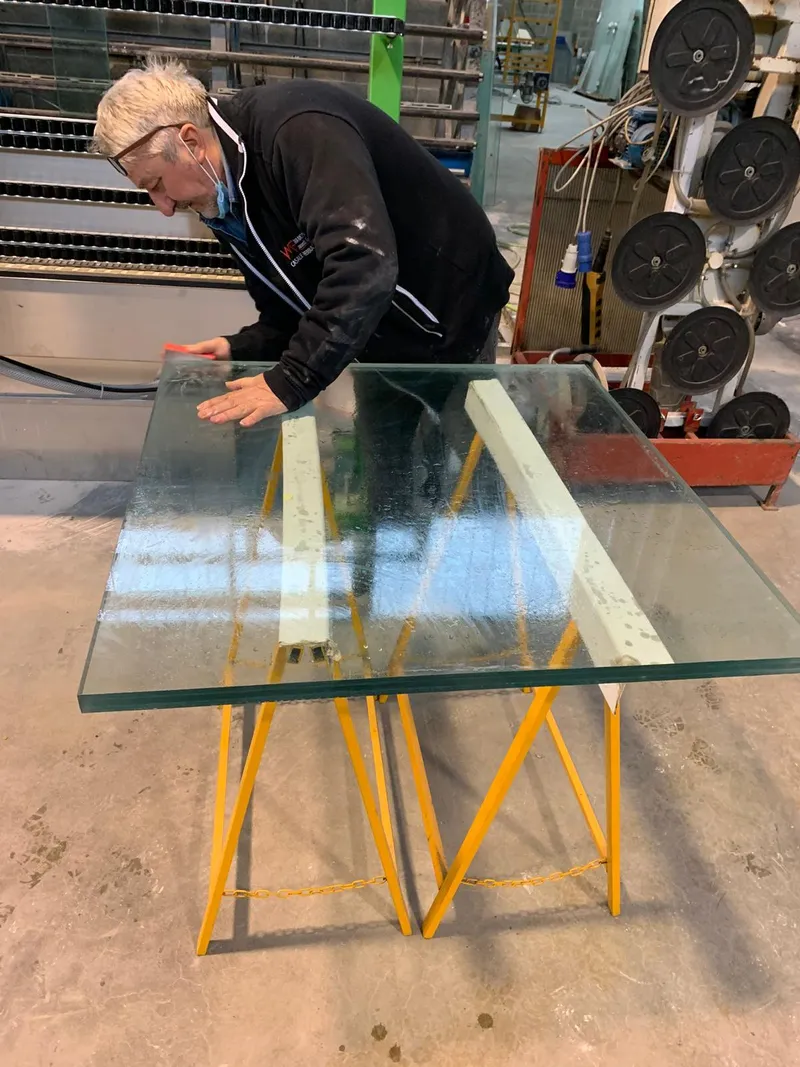 Mastro vetraio al lavoro su lastra blindata